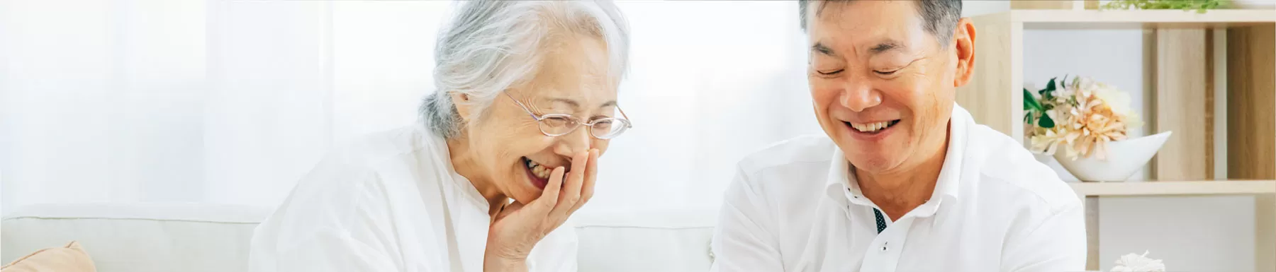 笑顔で談笑する高齢の男女。心温まる葬儀を提案いたします。