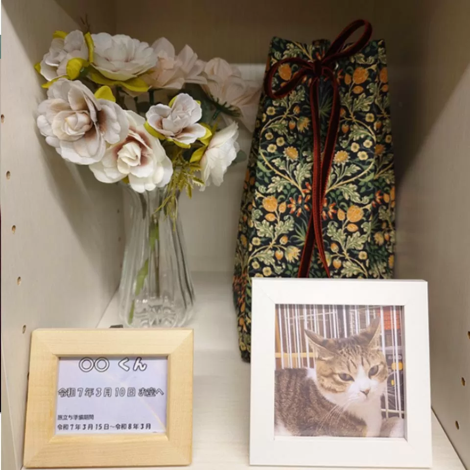 西村葬儀社の室内供養棚。お骨お引き取りまでの期間、横須賀市内で丁寧に安置されている様子。