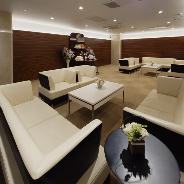 この度、お客様にさらにご満足いただけますよう、プラザヨコスカ中央本社斎場のペットちゃんのお別れのお部屋をリニューアルいたしました。ご自宅のリビングをテーマにしておりますので、ご火葬までの最期のお別れのセレモニー、ご火葬中のお時間また、ご収骨もゆっくり執り行えます。個別火葬プランに含まれておりますので追加でのご費用も頂きません。どうぞご用命ください。