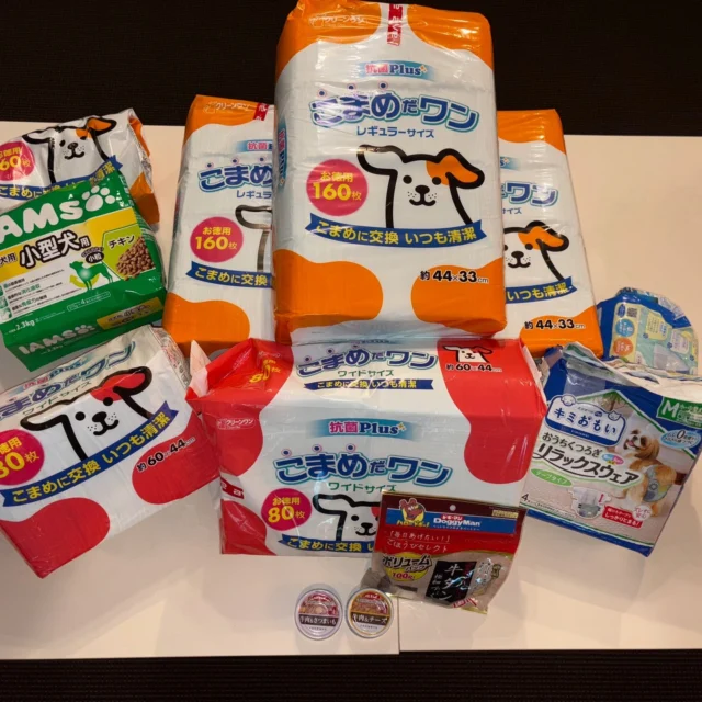 先日私共のペットのおそうしき くまちゃんにてご火葬のお手伝いをさせていただきましたヨークシャテリアの「モカ」ちゃん。弊社ホールにてご家族様とのお別れセレモニーの際、たくさん撫でられ、話かけられていたのが印象的でした。きっとかけがえのない存在だったのですね。必要としているわんちゃん達に役立ててほしいと、たくさんのシートやおむつ、おやつなどお預かりいたしました。こちらは動物愛護センター様にお渡しいたしました。ご家族様におかれましては「モカ」ちゃんとの思い出がこころの癒しとなりますようにお祈り申し上げております。